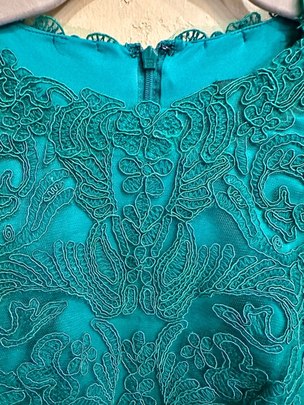 NWT Tadashi Shoji Emerald Lace Sleeveless Mini Dress - Picture 3 of 12